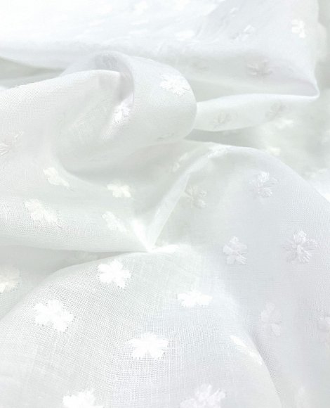 Батист молочный в мушку цветок